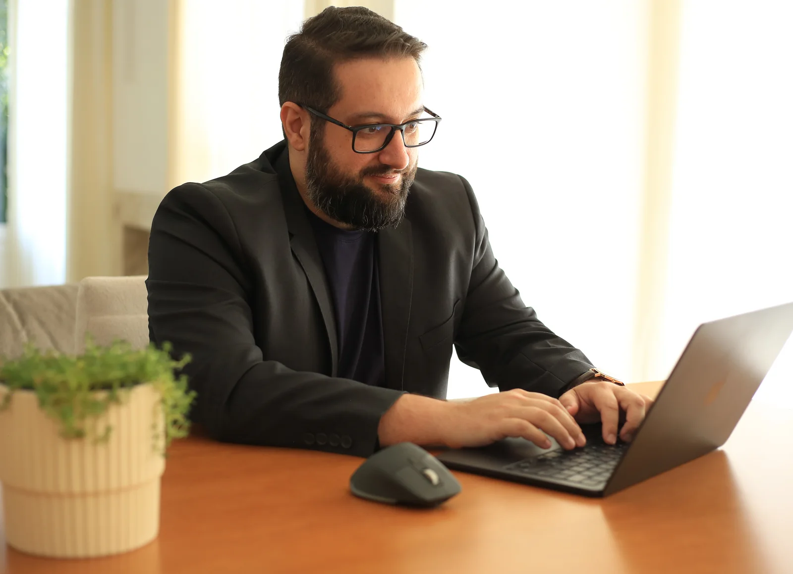 Athos trabalhando em um notebook durante uma sessão de análise
